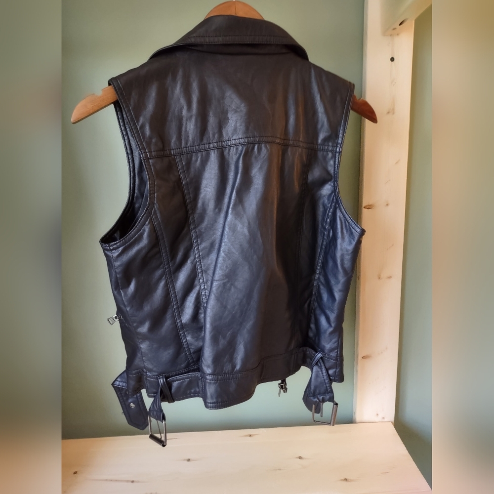 AMERICAN RAG CIE Women's Faux Leather Motorcycle Vest Size Medium - Picture 2 of 3